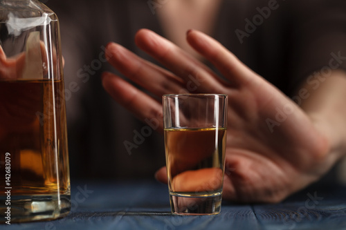 Fotografía woman refused a glass of whiskey