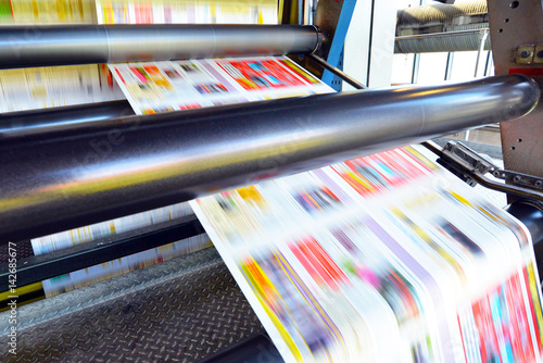 Fotografía Rollenoffset Druckmaschine in einer Druckerei - Produktion von Zeitungen // Roll