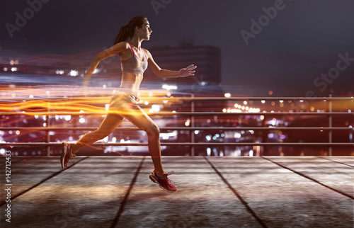 Plakat Biegacz biegnie przed oświetlonym miastem
