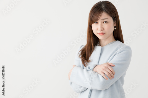 コートを着る女性 腕を組む Buy This Stock Photo And Explore Similar Images At Adobe Stock Adobe Stock