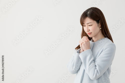 コートを着る女性 手を温める Stock 写真 Adobe Stock コートを着る女性 手を温める Stock 写真 Adobe Stock