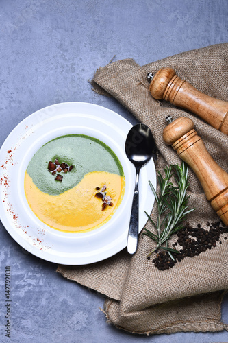 Zdjęcie XXL zupa szpinakowo-dyniowa z rozmarynem i pieprzem