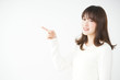 © maroke - 笑顔でポイントを示す若い日本人の女性