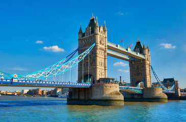 Fototapete - Tower Bridge on a bright sunny day in spring.