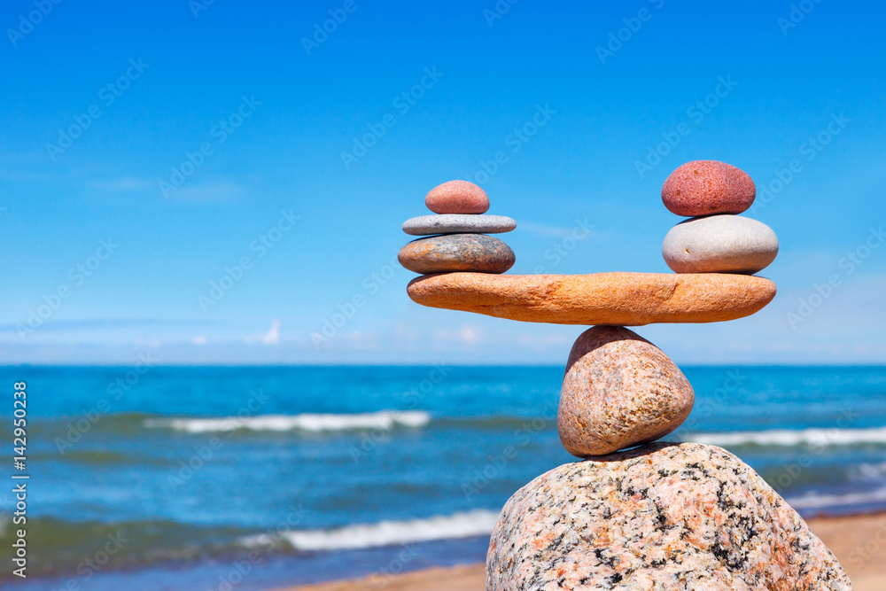Concept of harmony and balance. Balance stones against the sea. - obrazy, fototapety, plakaty 
