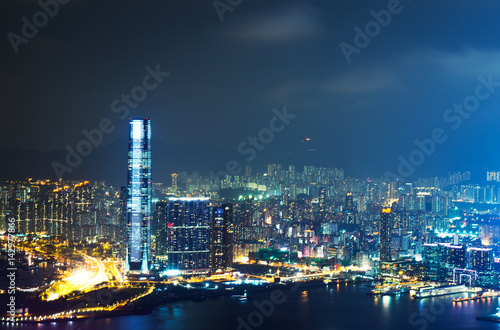 Photo Hong Kong cityscape at night with victoria harbour and large group of tall buildings