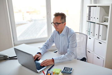 Canvas Print - businessman in eyeglasses with laptop office