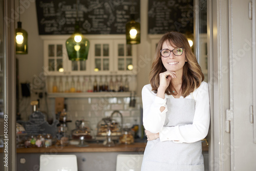 Fotomural Proud small coffee shop owner businesswoman