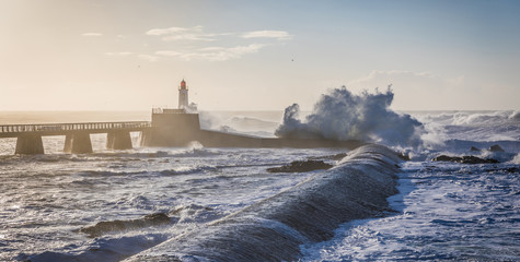 Tempête sur la grande jetée de La Chaume (Les Sables d'Olonne, France)