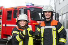 Feuerwehrmann Und Feuerwehrfrau Strecken Den Daumen In Die Kamera
