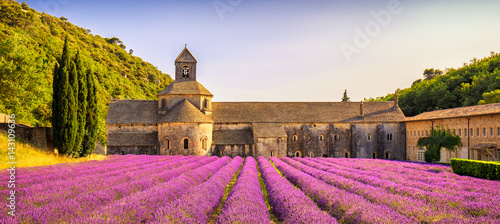 Stampa su Tela  Abbey of Senanque blooming lavender flowers panorama at sunset