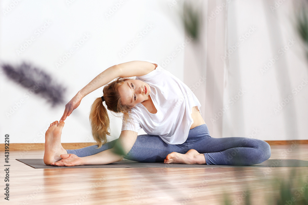 Joga.
Kobieta ćwiczy jogę na macie. - obrazy, fototapety, plakaty 