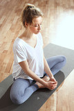 Medytacja wyciszenie umysłu. Medytująca kobieta trenuje jogę. 
