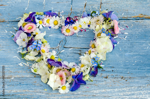 Romantik Liebe Sehnsucht Herz Aus Ganseblumchen Hortensien Stiefmutterchen Und Vergissmeinnicht Auf Blauem Holz Buy This Stock Photo And Explore Similar Images At Adobe Stock Adobe Stock