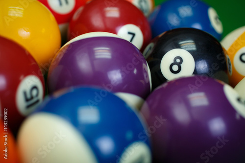 Zdjęcie XXL bilardowe piłki na zielonym basenu stole, zbliżenie