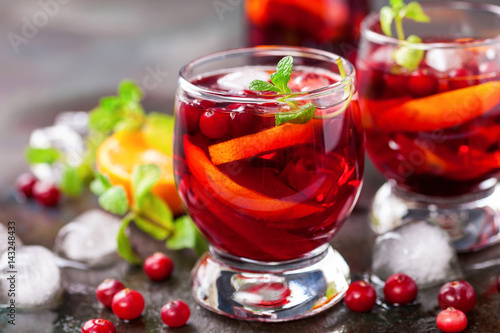 Cuadros en Lienzo Summer drink Sangria with orange and cranberry