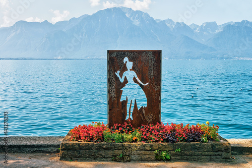 Cuadros en Lienzo Figure of woman at Geneva Lake in Montreux