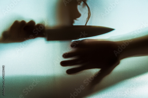 Fotografie, Obraz der Schatten einer Frau mit einem Messer ist im Gegenlicht zu sehen