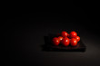 Tomaten vor schwarzem Hintergrund