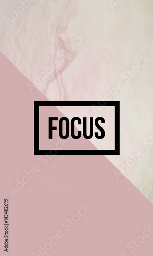 Fotomural Focus motivational quote on abstract liquid background.
