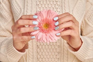 Fotomurales - Delicate blue manicure with crystals.