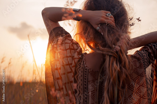 Cuadros en Lienzo close up of beautiful young woman at sunset