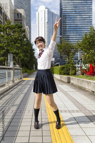 女子高生 全身 手を広げる 屋外 Stock Photo Adobe Stock 女子高生 全身 手を広げる 屋外 Stock Photo Adobe Stock