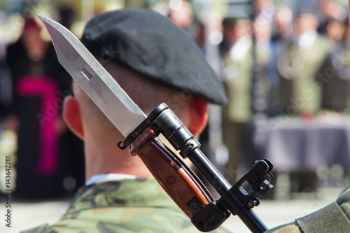 Fotomural Bayonet on rifle Polish soldiers during the ceremony