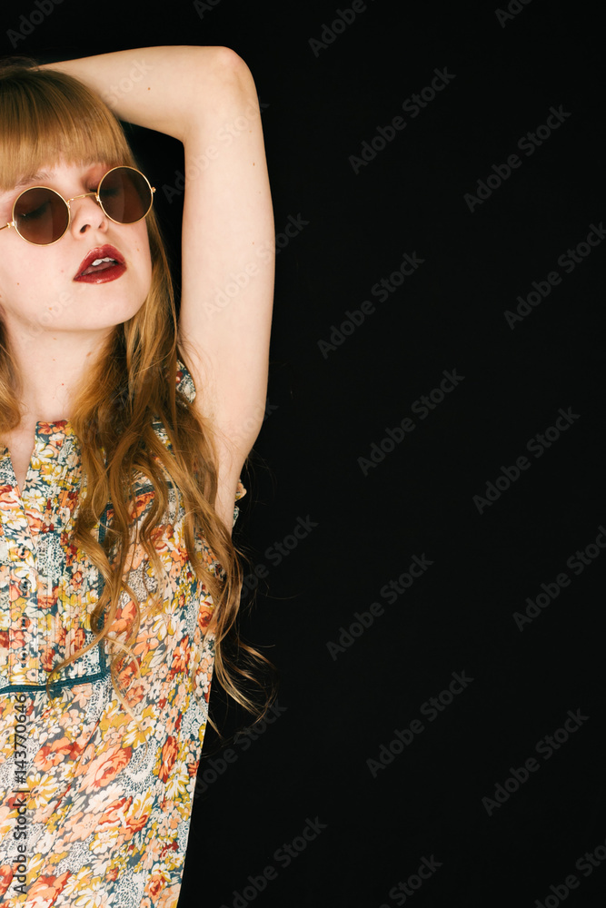 Foto de Stock Retrato de una chica joven y rubia posando con unas gafas ...