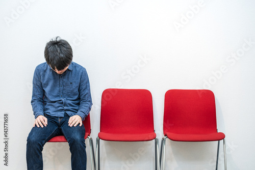 椅子に座って待つ男性 Stock 写真 Adobe Stock 椅子に座って待つ男性 Stock 写真 Adobe Stock
