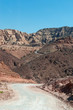 Medio Oriente, 10/03/2013: le montagne e il paesaggio deserto visti dalla strada che collega la  Riserva Biosfera di Dana, la più grande riserva naturale della Giordania, a Petra