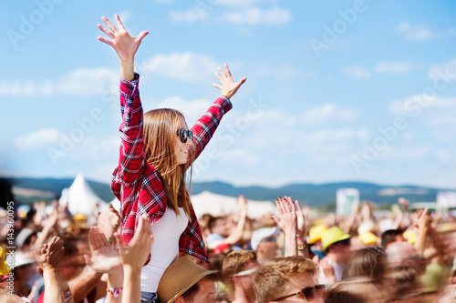 Fotomural Teenagers at summer music festival enjoying themselves