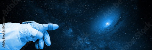 Zdjęcie XXL astronauta wskazując na galaktykę, banner tła