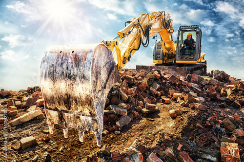 Fotomural Demolishing an old industrial building