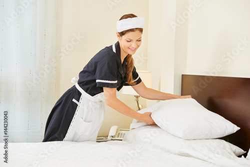 Hotel Maid Making Bed In Hotel Room Kaufen Sie Dieses Foto