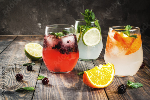 trzy-roznorodne-drinki-na-drewnianym-stole
