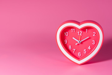 Wall Mural - alarm clock on pink background