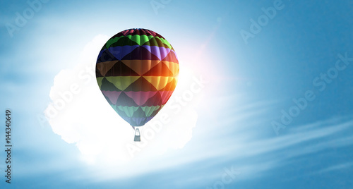 balon-zaslaniajacy-slonce-na-niebie