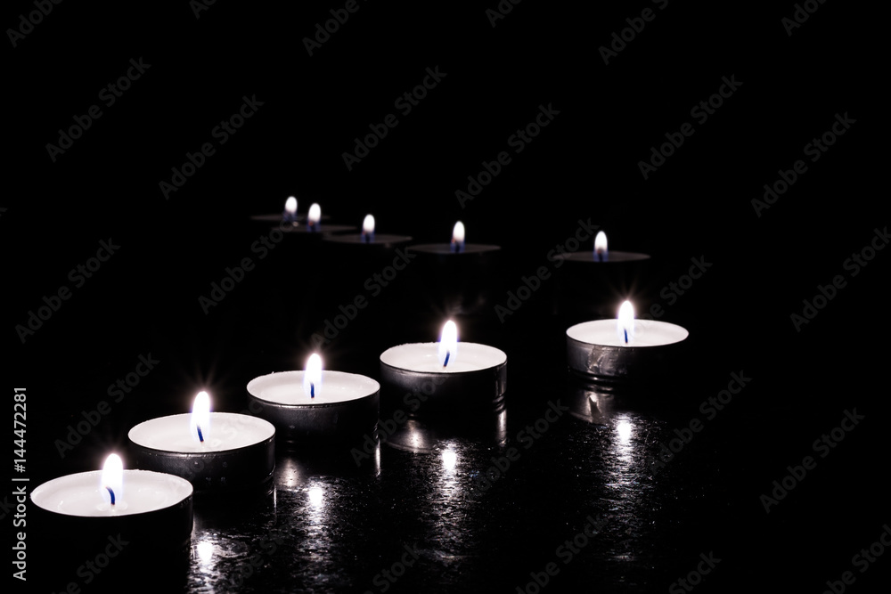 Stock-Foto „Kerzen reihe un Schwarz weiss“