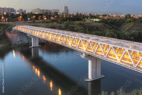 Plakat Myakininsky (Mitinsky) metro most o zmierzchu