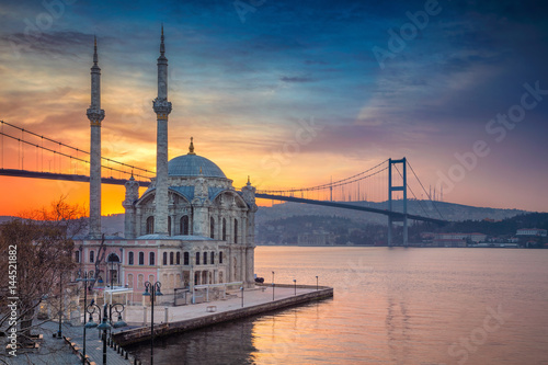 Plakat Stambuł. Wizerunek Ortakoy meczet z Bosphorus mostem w Istanbuł podczas pięknego wschodu słońca.
