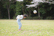 サッカーボールで遊ぶ裸足の女の子