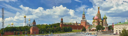 Cuadros en Lienzo Panoramic view on Moscow Red Square, Kremlin towers, stars and Clock Kuranti, Saint Basil's Cathedral church Ivan bell tower