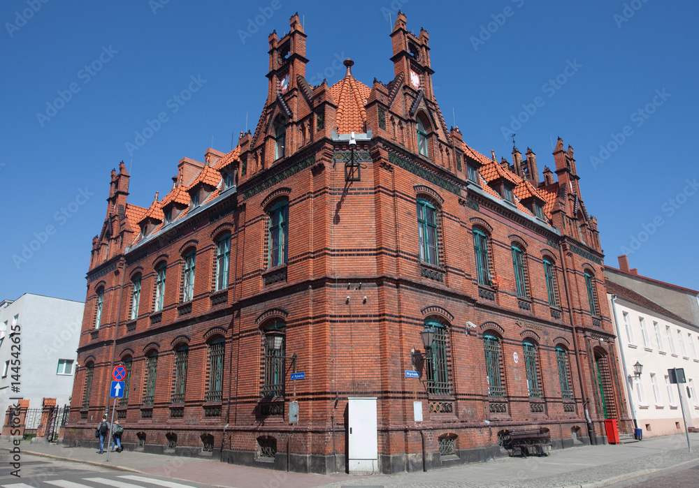 Zabytkowy gmach poczty, neogotyk, który budowano pod zaborem pruskim. Od chwili powstania nie zmienił swego przeznaczenia,  Chełmno, Polska - obrazy, fototapety, plakaty 