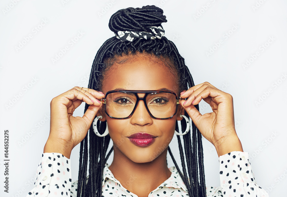 Black woman trying on glasses - obrazy, fototapety, plakaty 
