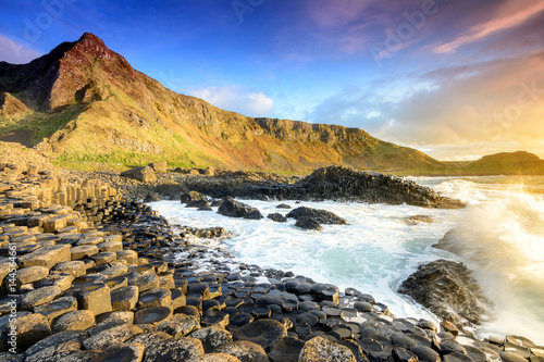 Fotografía sundown at giants causeway, northern Ireland
