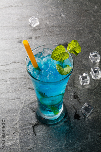 Nowoczesny obraz na płótnie Klasyczny niebieski drink z kostkami lodu