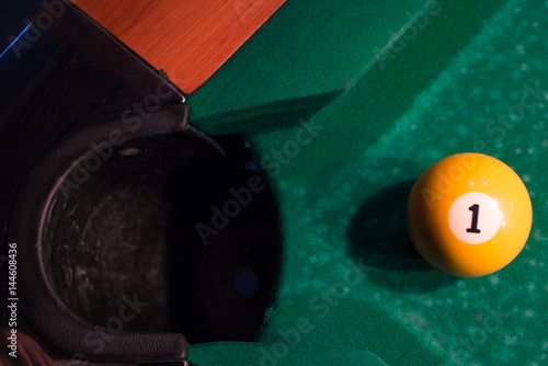 Zdjęcie XXL American Pool, Snooker bilard gra strzał piłkę w kieszeni bilarda.