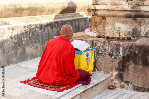 Fototapeta Gaya, Bihar India, Październik, - 16, 2016: Michaelita ono modli się blisko bodh drzewa który Buddha enlight.