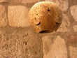 Traditioneller Lampenschirm im osmanischen Stil vor altem Mauerwerk aus Naturstein in Beige und Naturfarben in einem Landhaus in Alacati bei Cesme am Ägäischen Meer in der Provinz Izmir in der Türkei